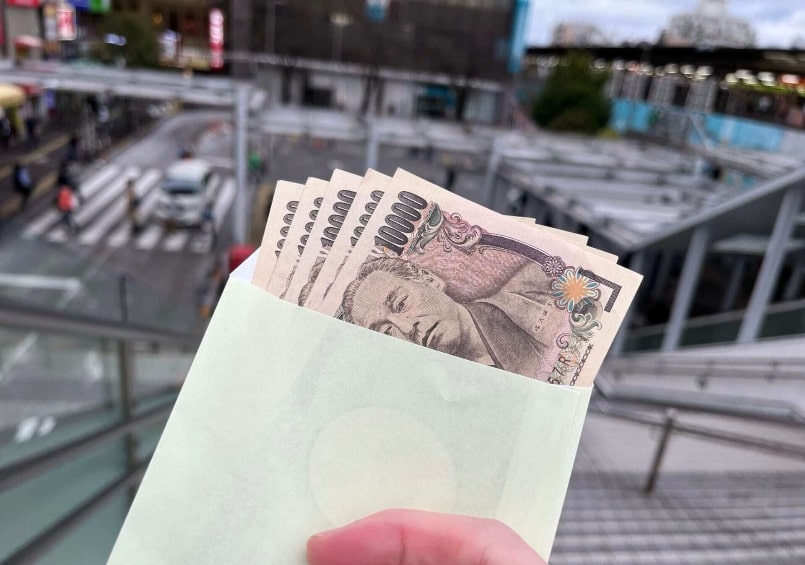 一万円札が数枚入っている封筒